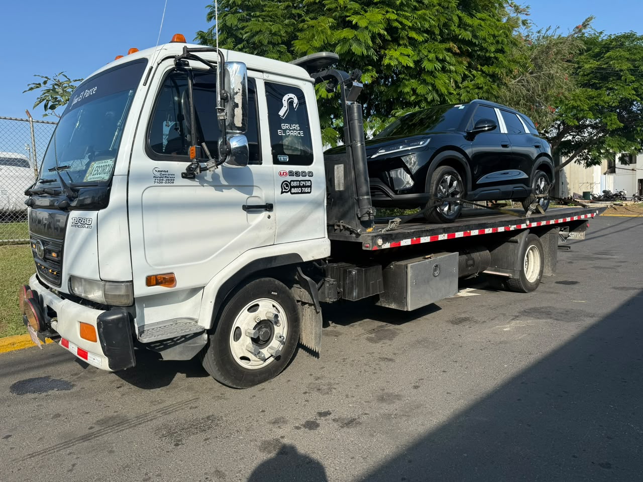 Grúa plataforma de Grúas El Parce en servicio