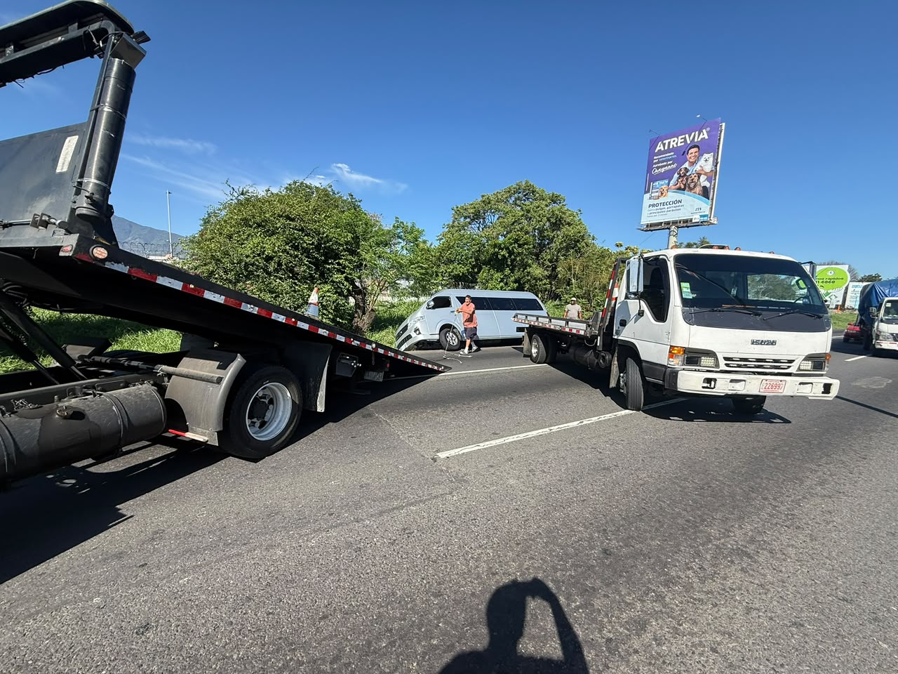 Plataforma cargando un vehículo en Costa Rica