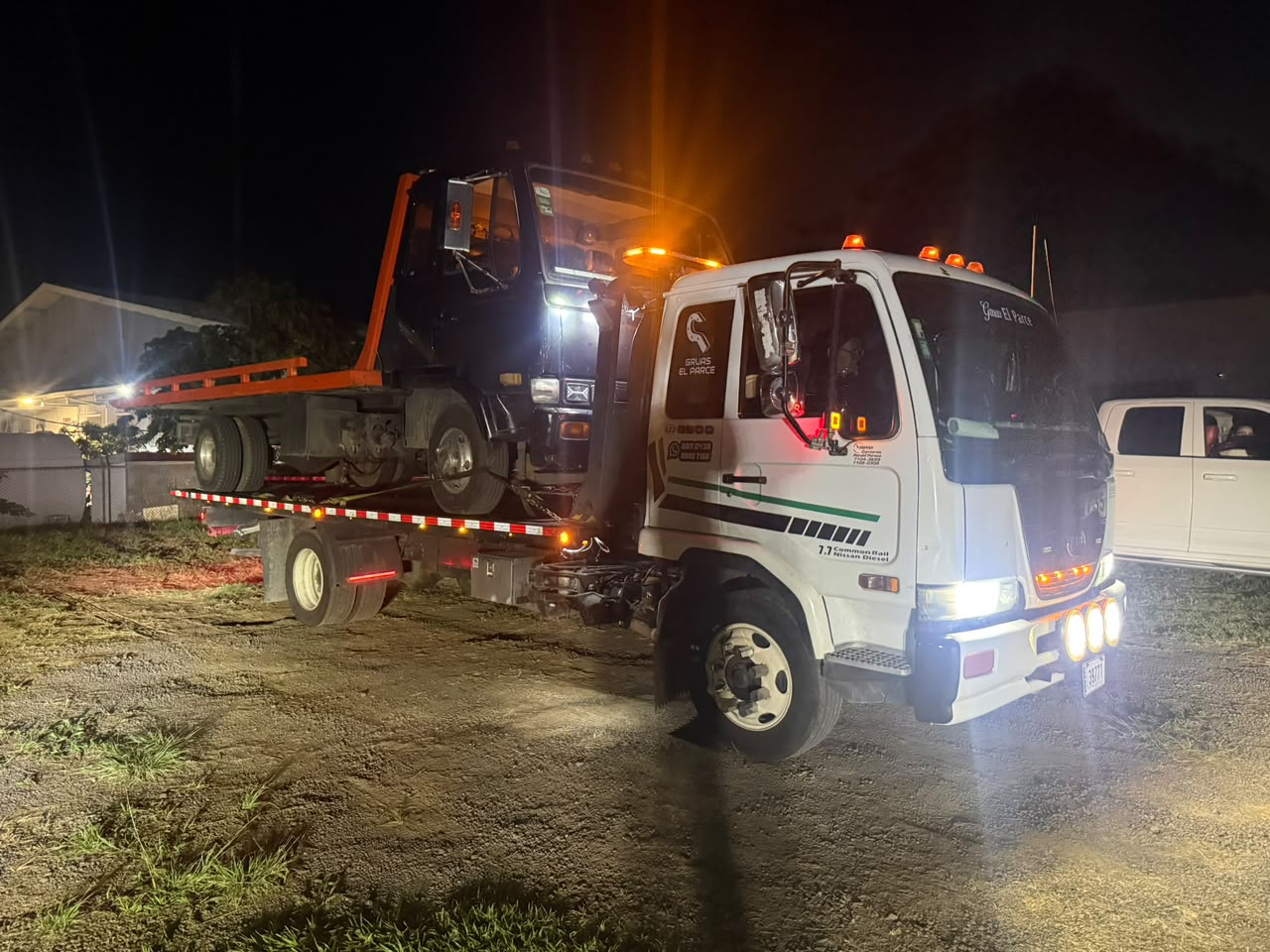 Grúa plataforma trabajando de noche en Costa Rica